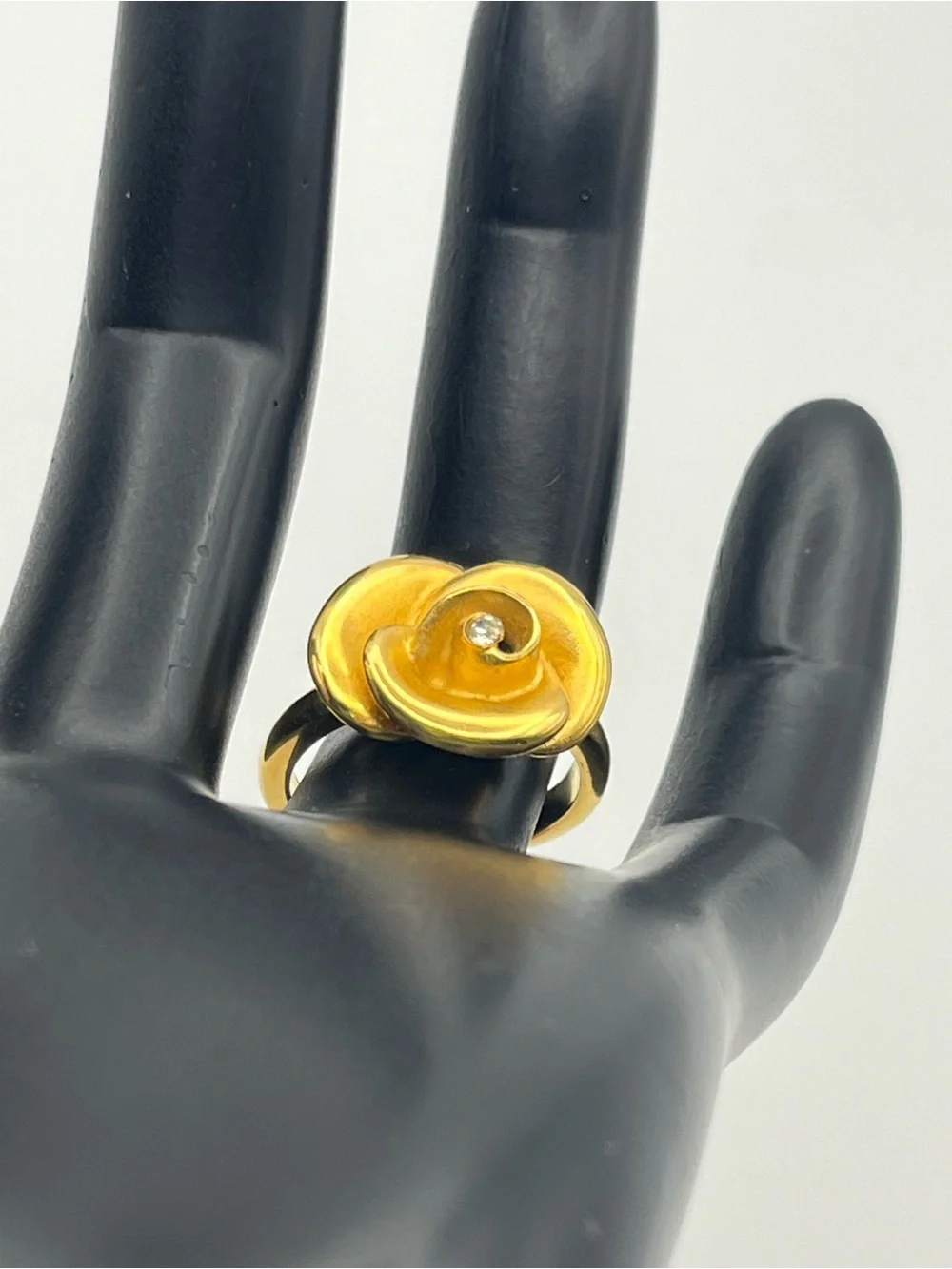 Crown Trifari gold tone rose 3D flower & rhinestone vintage ring size 6